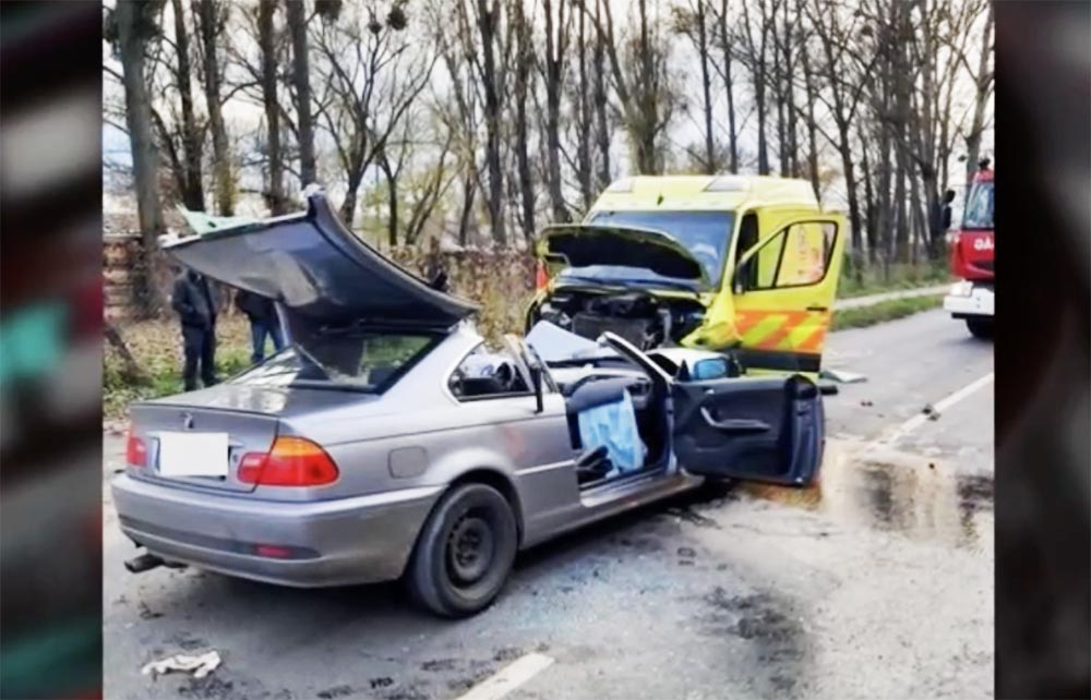 Átsodródott a BMW a szemközti sávba és a beteghez tartó mentővel frontálisan összeütközött