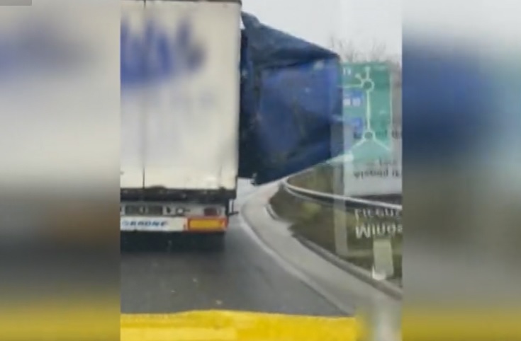 Lengedező ponyva, hiányzó rendszám – Gyálnál vették videóra a közveszélyes kamionost