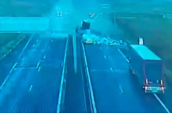 Videón a Szeben megyei autópályán történt brutális kamion baleset