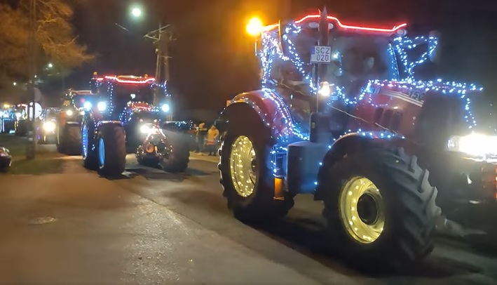 VIDEÓ: Ünnepi fényebe öltözött traktorok vonultak Aba utcáin