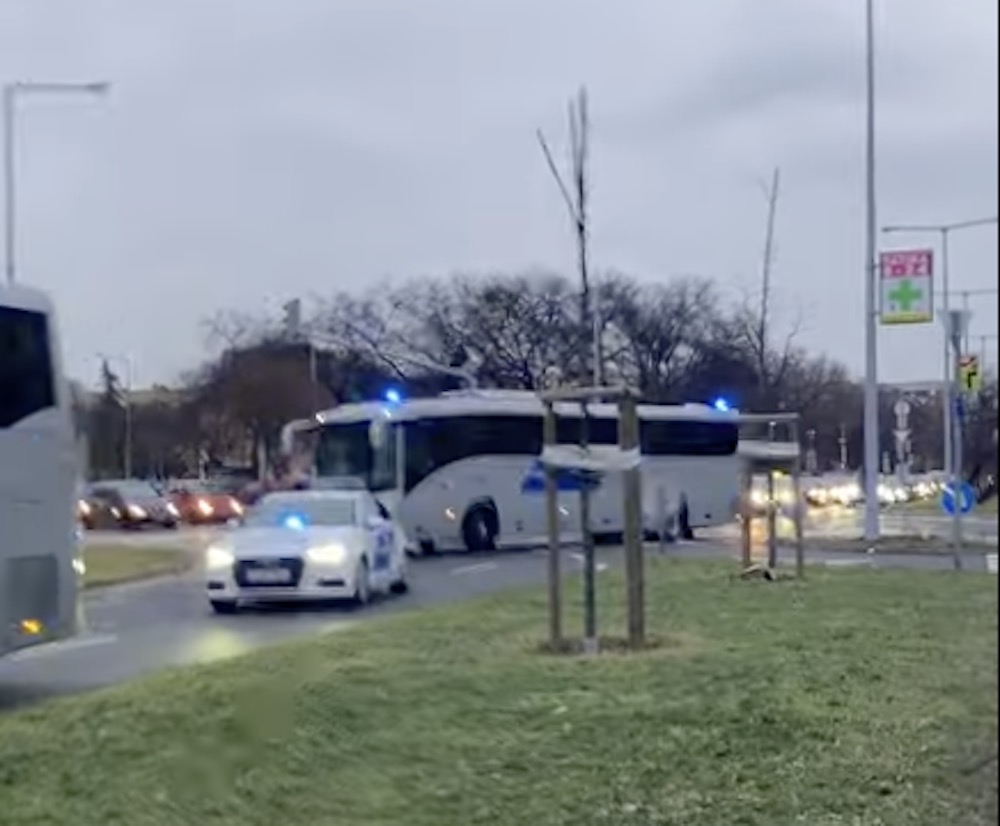 Baumann Péter temetésére vonultak szirénázva, buszokkal a budapesti rendőrök