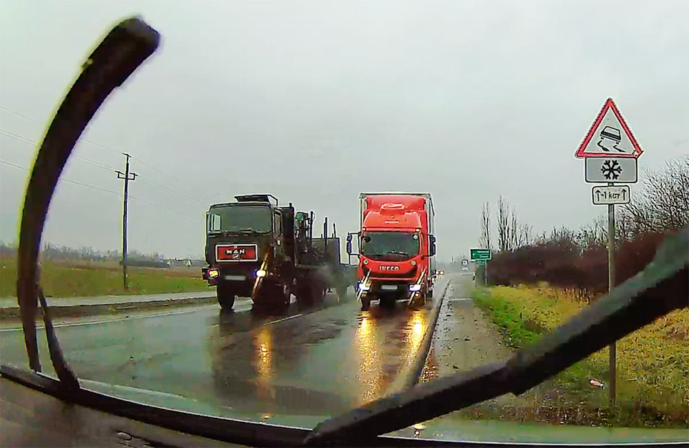 VIDEÓ: Ismét menekülni kellett egy teherautó elől