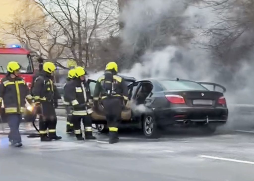VIDEÓ: Talán még időben érkeztek a tűzoltók a BMW-hez, ami a Róbert Károly körúton gyulladt ki ma reggel