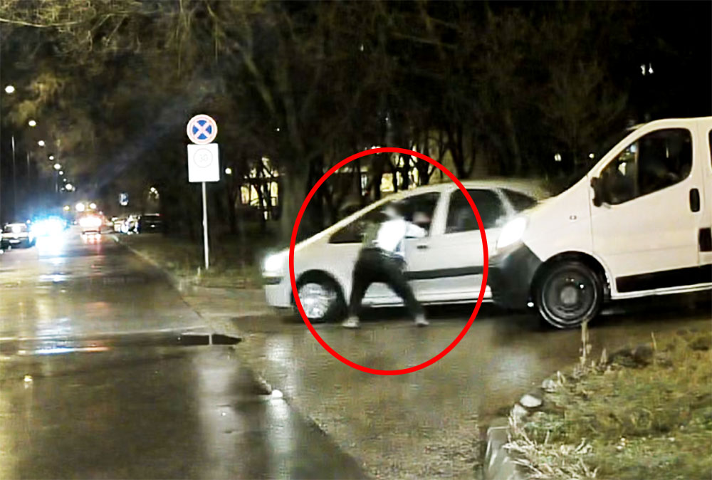 Belekapaszkodott az autóba, ami egy táblának ütközött – Így rendezte a konfliktust!
