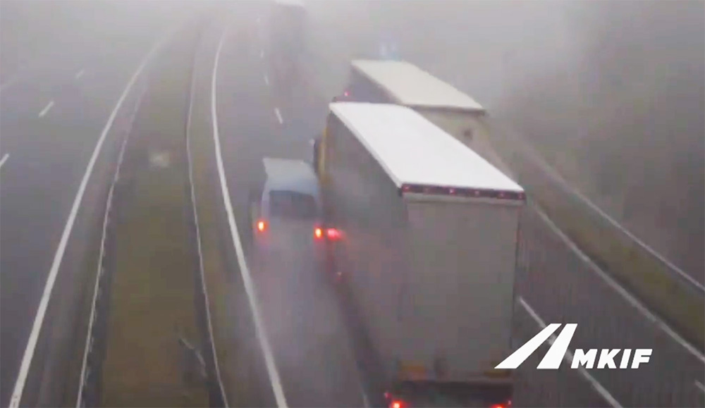 Videón a baleset: Előzni próbált a kamionos, összeért a furgonnal, majd újabb baleset történt