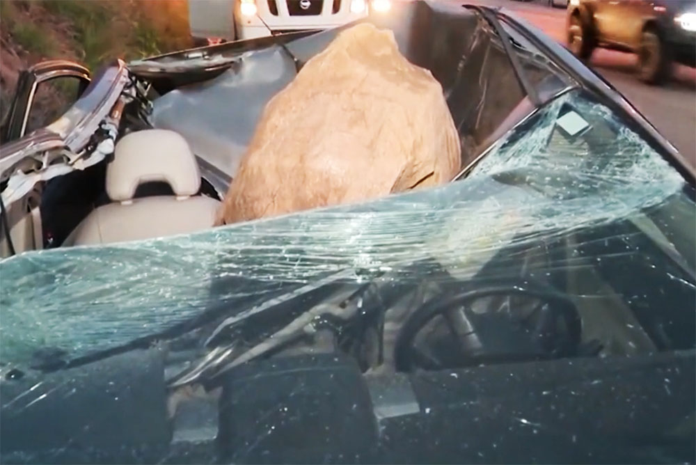 VIDEÓ: Kiszállt telefonálni. Ez mentette meg a sofőrt, akinek hatalmas szikla zuhant autójára