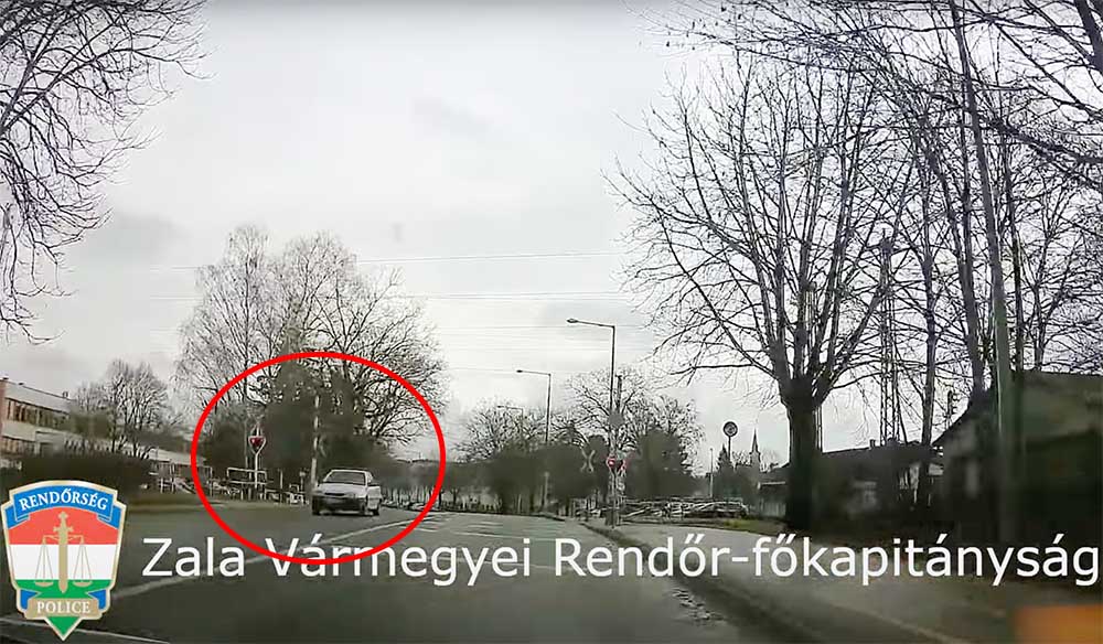 VIDEÓ: Rossz pillanatban – ránézésre rutinosan – hajtott át a tilos jelzésen az Opel Astra sofőrje