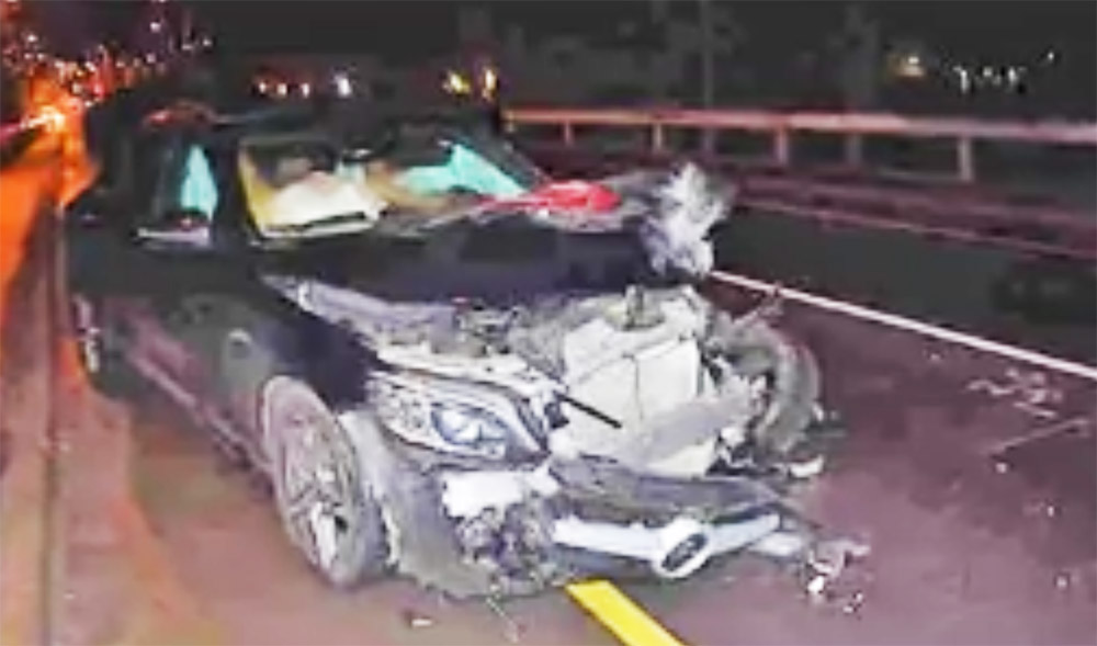 VIDEÓ: A vétlen, fiatal sofőr halt meg, amikor összeütközött két autó egy felüljárón