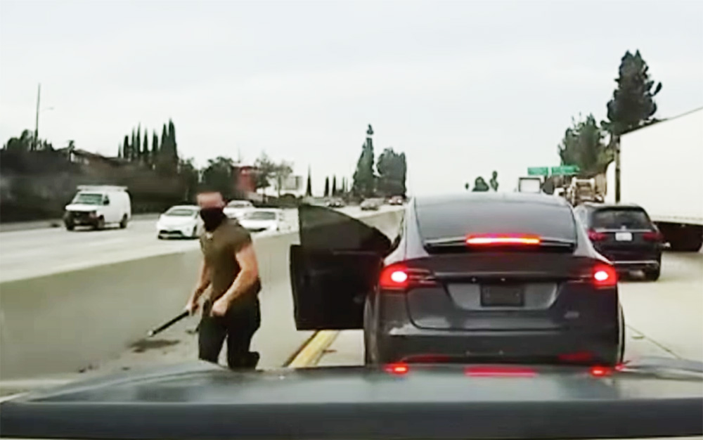 VIDEÓ: Nekiment, majd kipattant a Teslából és többször megütötte az autót