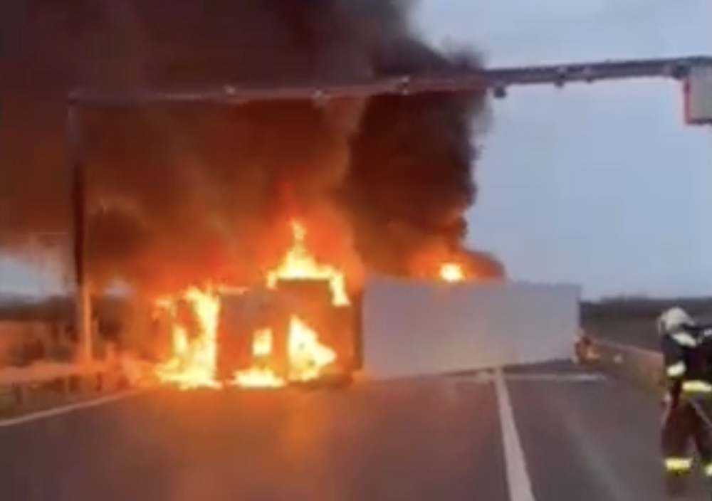 VIDEÓ: Felborult és kiégett egy kamion az M3-as autópályán ma reggel
