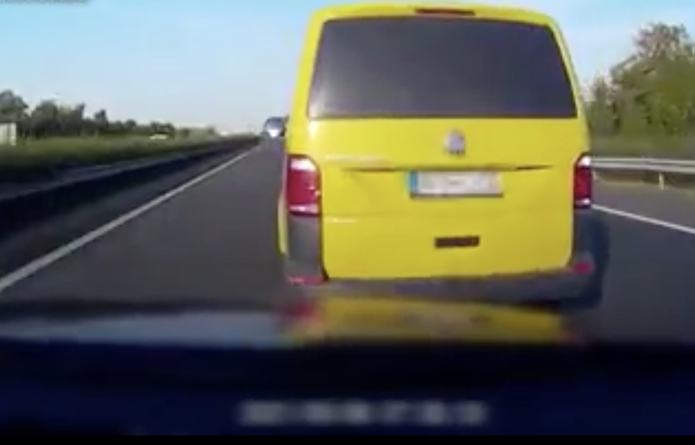 VIDEÓ: Autópályán büntetőfékezett
