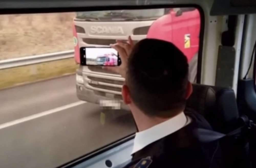 VIDEÓ: Drónnal és civil kisbuszból is ellenőriztek a rendőrök