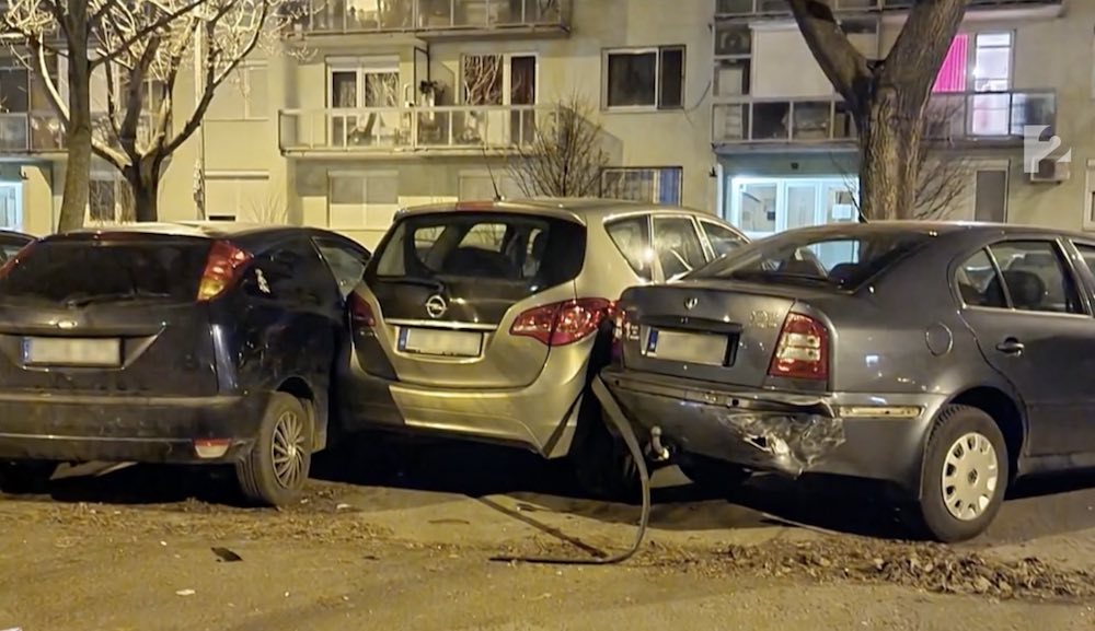 Videó: Próbált megfordulni… 14 autót tört össze