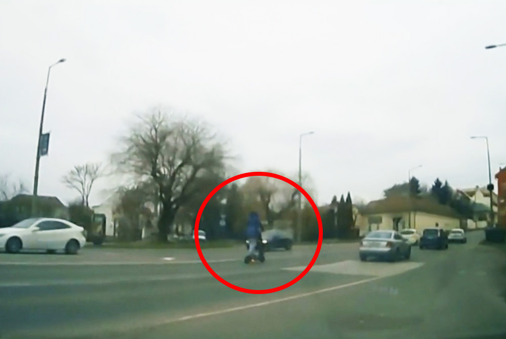 VIDEÓ: Elektromos rollerével száguldozott a főúton