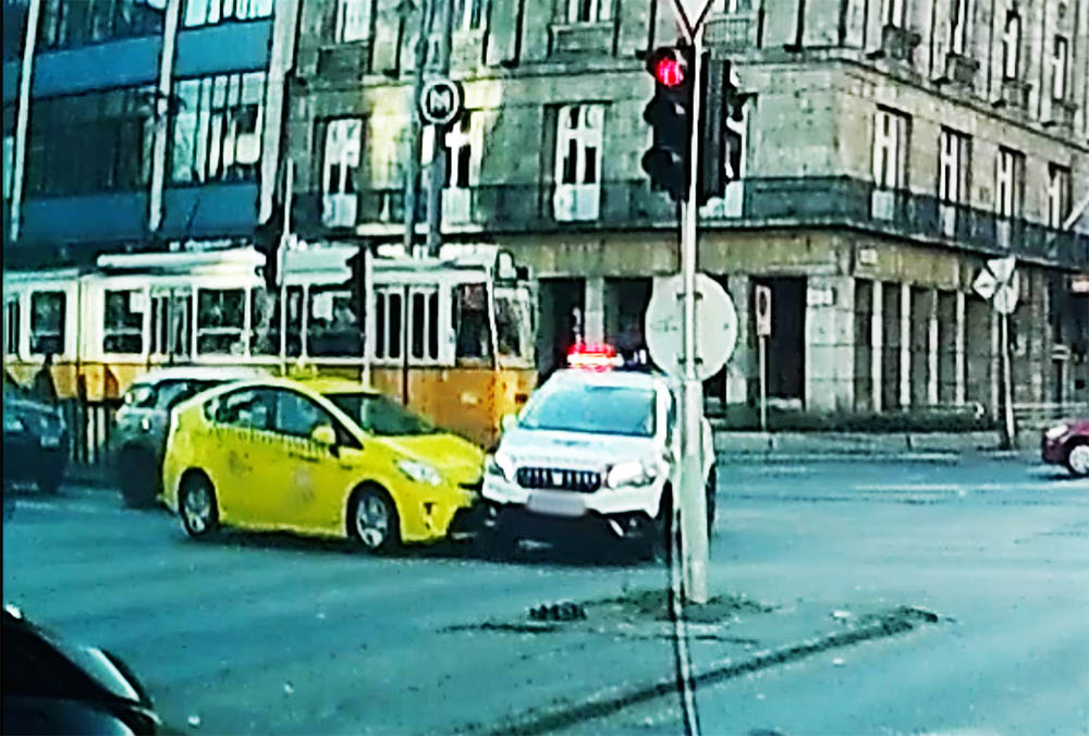 VIDEÓ: Vérszállító autóval ütközött egy taxis az Astoriánál