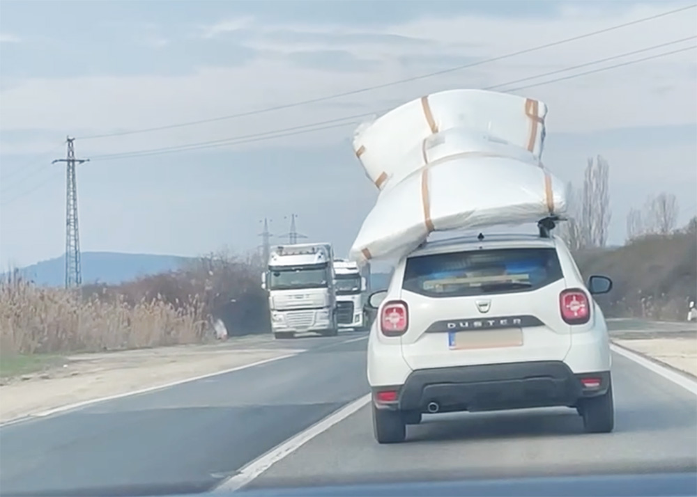 VIDEÓ: Látványosra sikerült az utazás, a sárkányszörfre készülő Daciaval az M2-esen