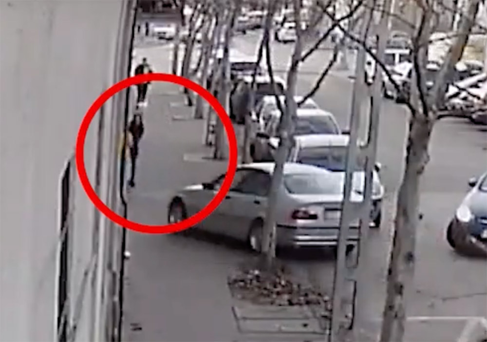 VIDEÓ: Kerületeken át, még a járdán is menekült a BMW-s