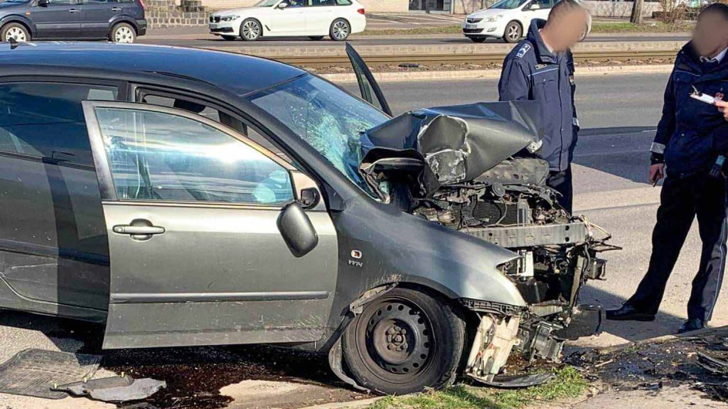 Öngyilkossági szándékkal vezethette oszlopnak autóját egy férfi a Könyves Kálmán körúton
