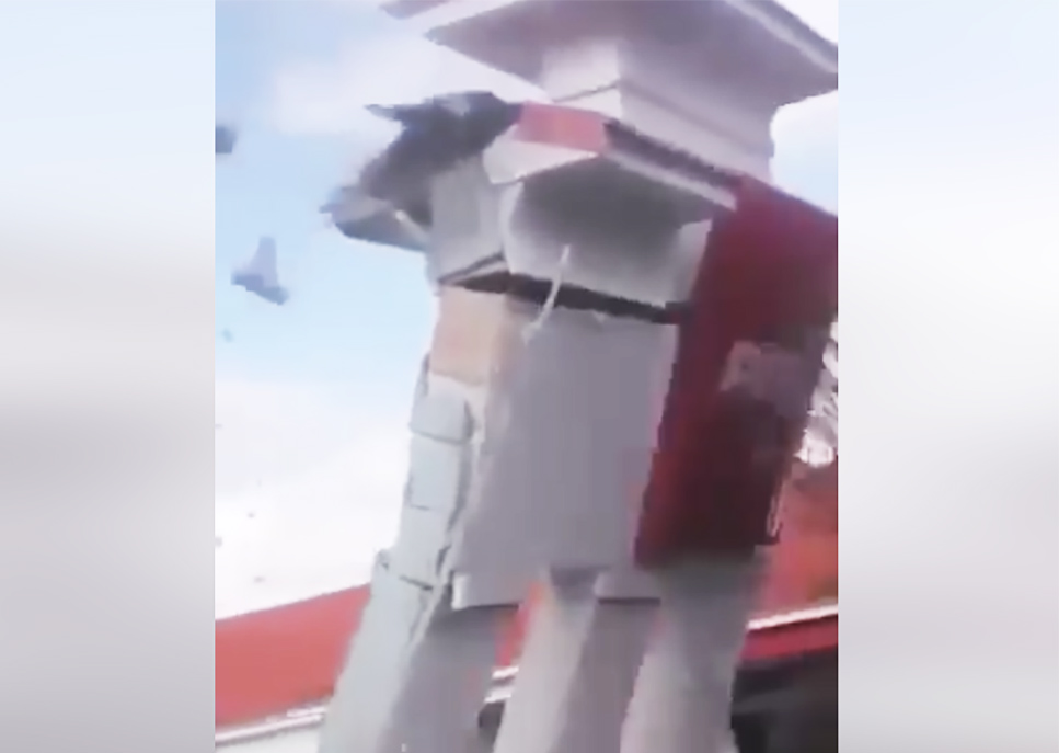 Videón, ahogy egy Penny áruház parkolója előtti díszkapu leomlik a hatalmas széllökésektől