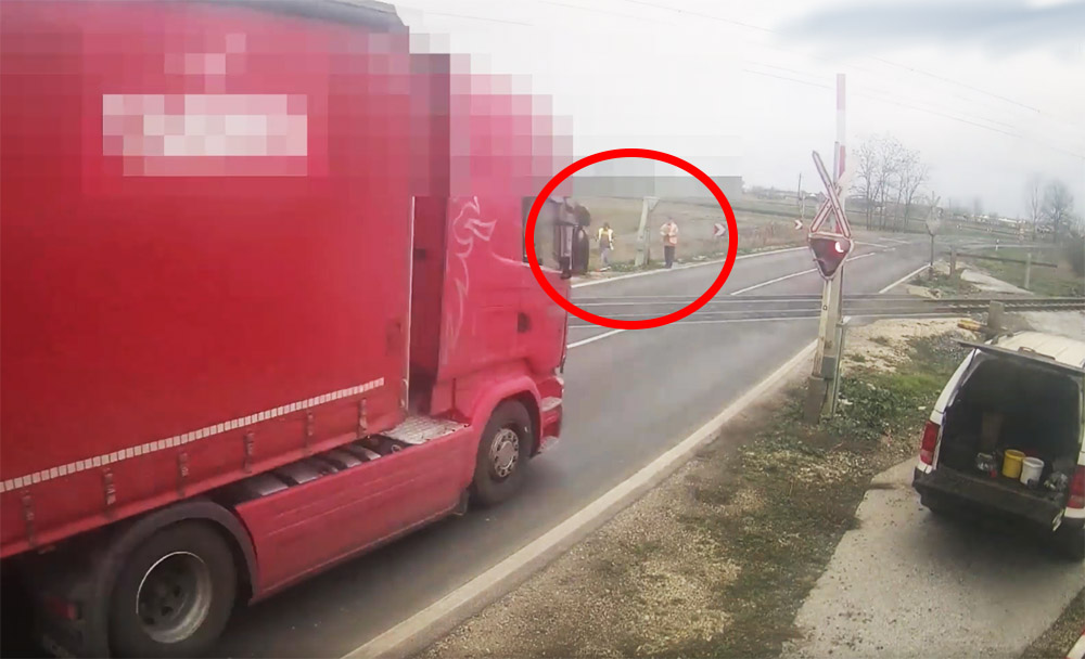 VIDEÓ: Javították volna a letört sorompó rudat, amikor a túloldalit is letörte egy kamion