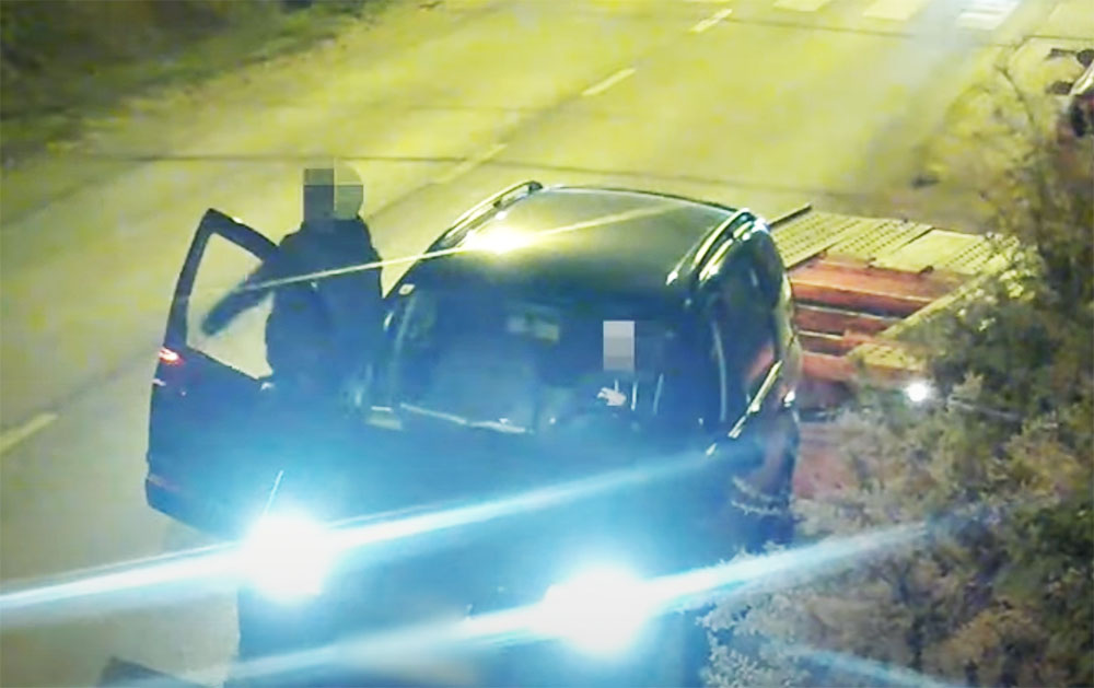 VIDEÓ: A parkolókból trélerrel szállították el a lopott autókat