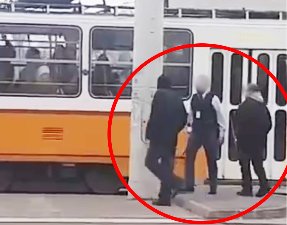 VIDEÓ: Alaposan helyretette a villamosvezető a kereszteződés közepén dulakodókat