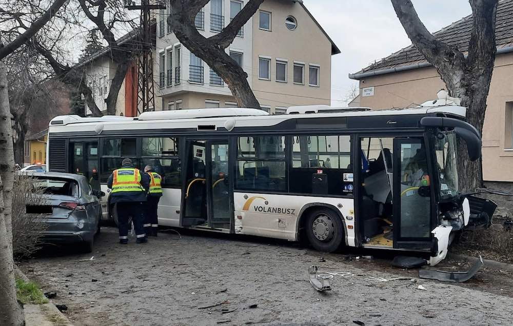 FOTÓK: Autó és busz ütközött Szegeden