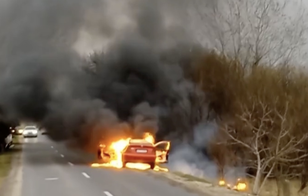 VIDEÓ: Kiégett egy autó Debrecenben… és egy Érden is