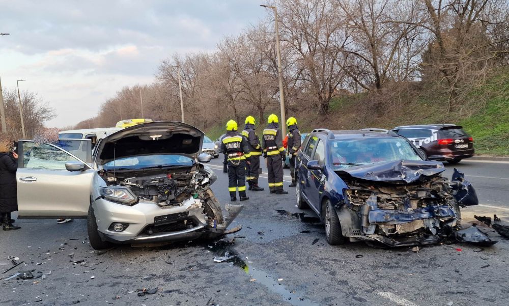 FOTÓK: Dacia vágott be a kisbusz elé, majd frontálisan nekicsapódott a szemből érkező autónak