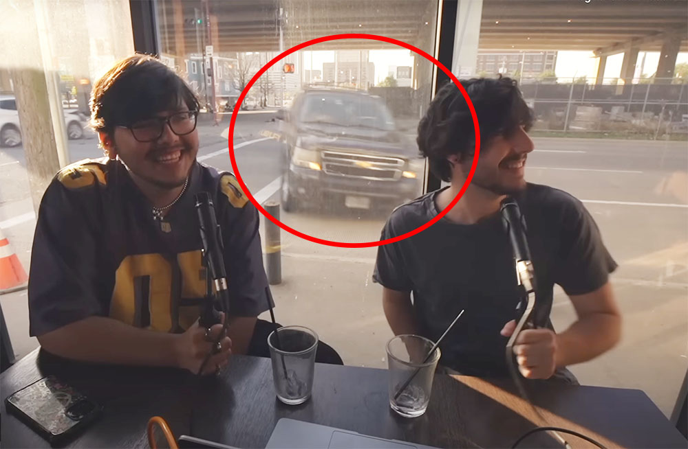 VIDEÓ: Ezerrel tolták a podcastet, majd beugrott a műsorba egy autó
