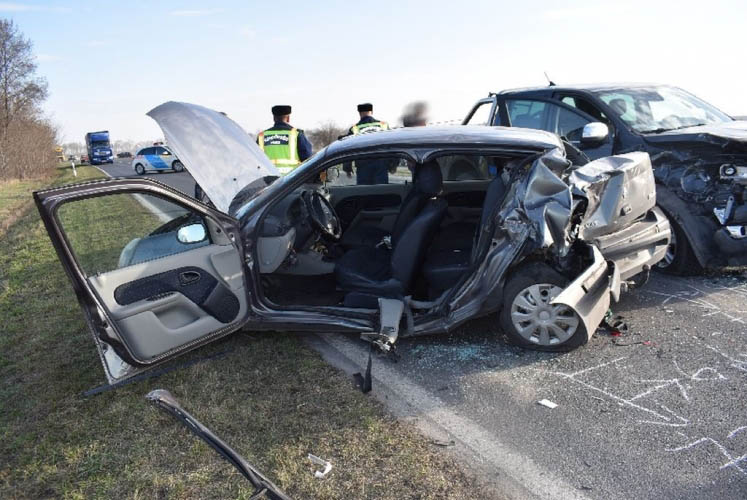 FOTÓK: Renault Thalia ütközött egy Ford Rangerrel. Uralmát vesztette a 22 éves sofőr a kocsi felett