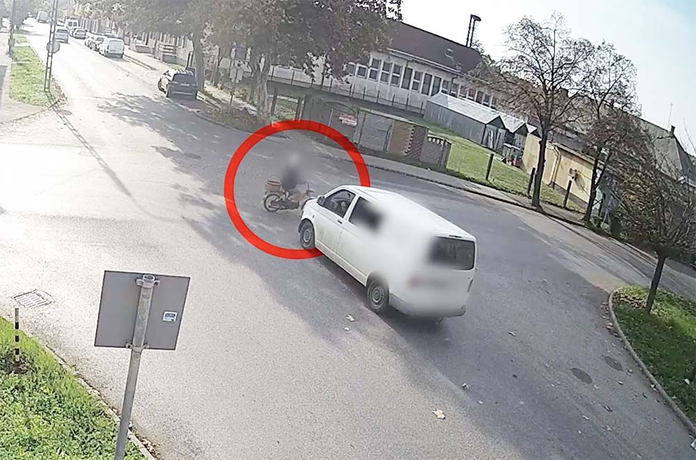 Videón, ahogy elüti a motorost, mert nem veszi észre a STOP táblát