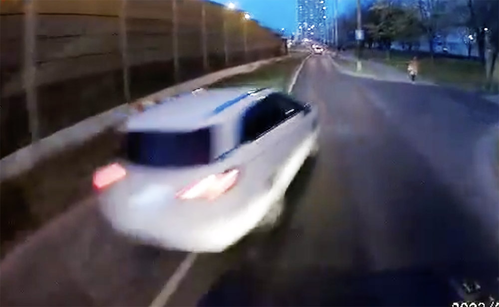 VIDEÓ: Ezt művelte a trolibusz előtt egy autós a Kacsóh Pongrác úton