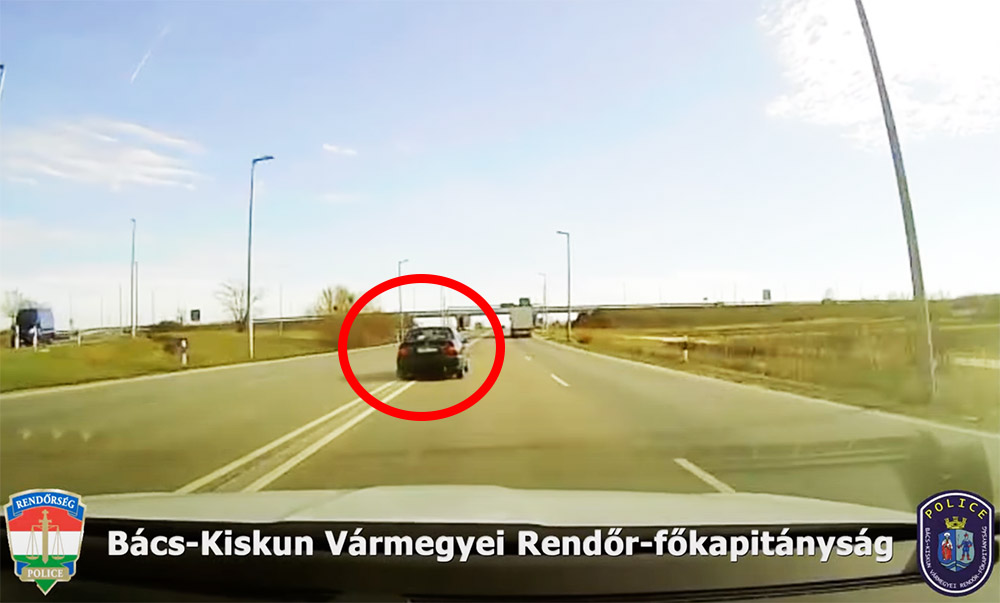 VIDEÓ: Üldözés közben cserélt helyet az utas a sofőrrel