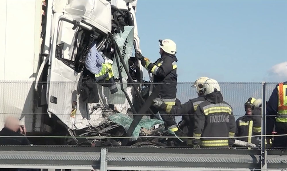 VIDEÓ: A becsapódás ereje akkora volt, hogy a vezetőfülke gyakorlatilag megsemmisült