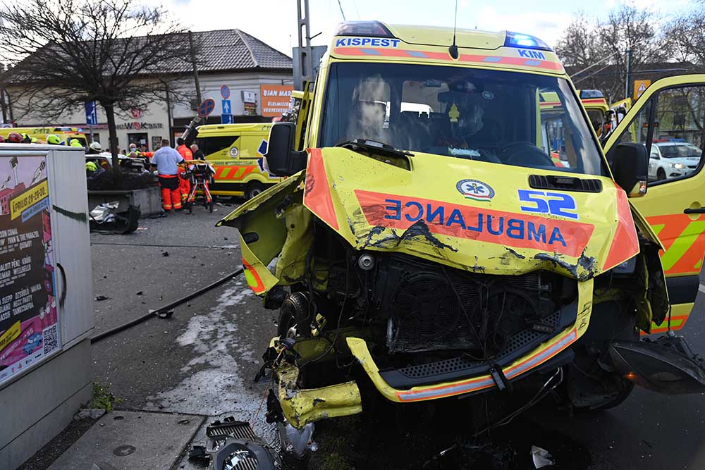 Mentőautó ütközött autóval Kispesten