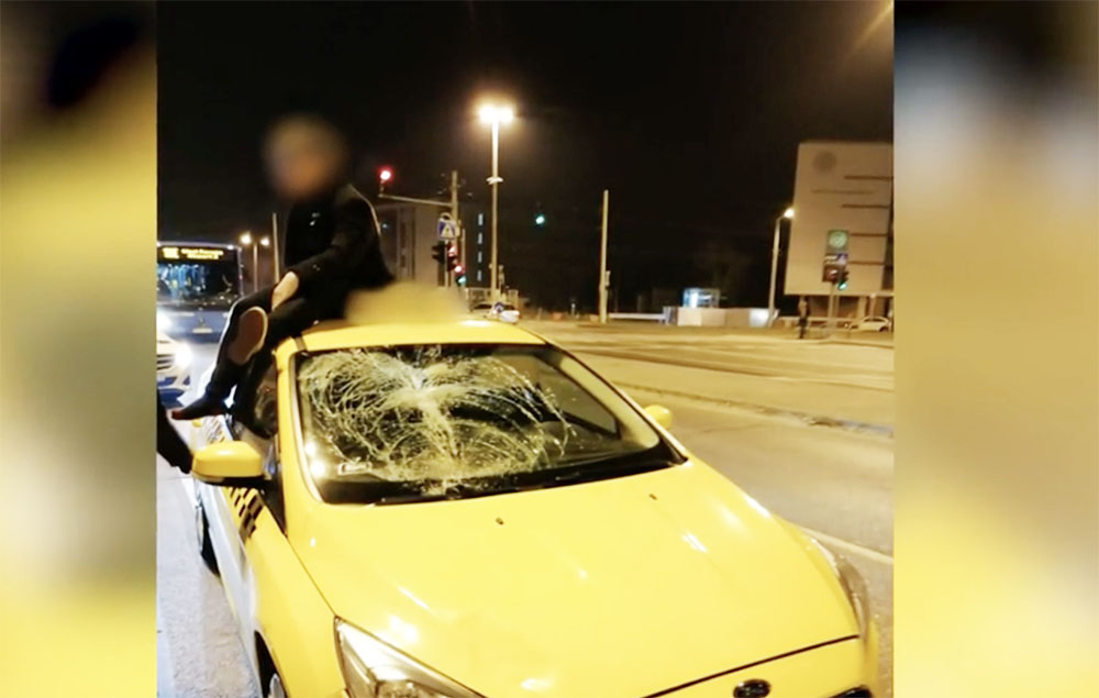 VIDEÓ: Elgázolta a taxi, majd nem akart leszállni annak tetejéről a részeg férfi