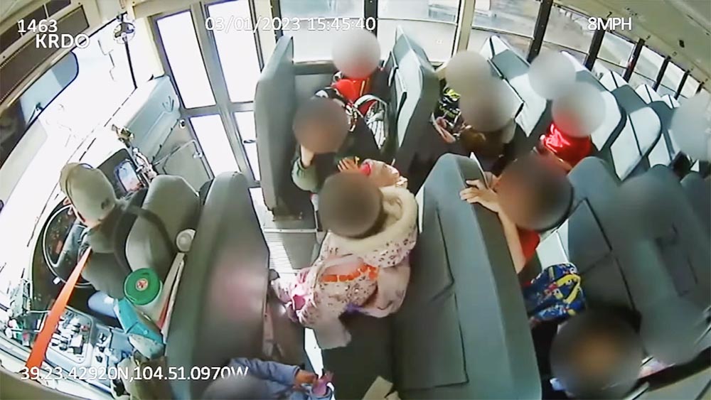 VIDEÓ: Szándékosan befékezett az iskolabusz sofőrje. Egy diáknak az arca is vérzett az ütközéstől