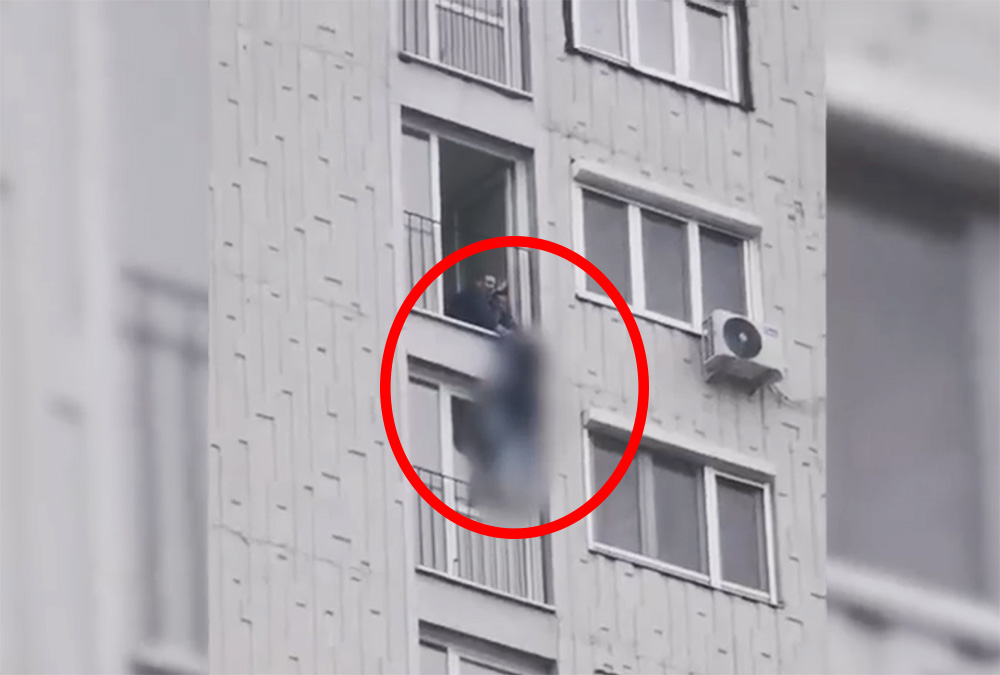 VIDEÓ: A 14. emeletről kilógó nőt ketten tartották. Elképesztő mentést hajtott végre a BRFK
