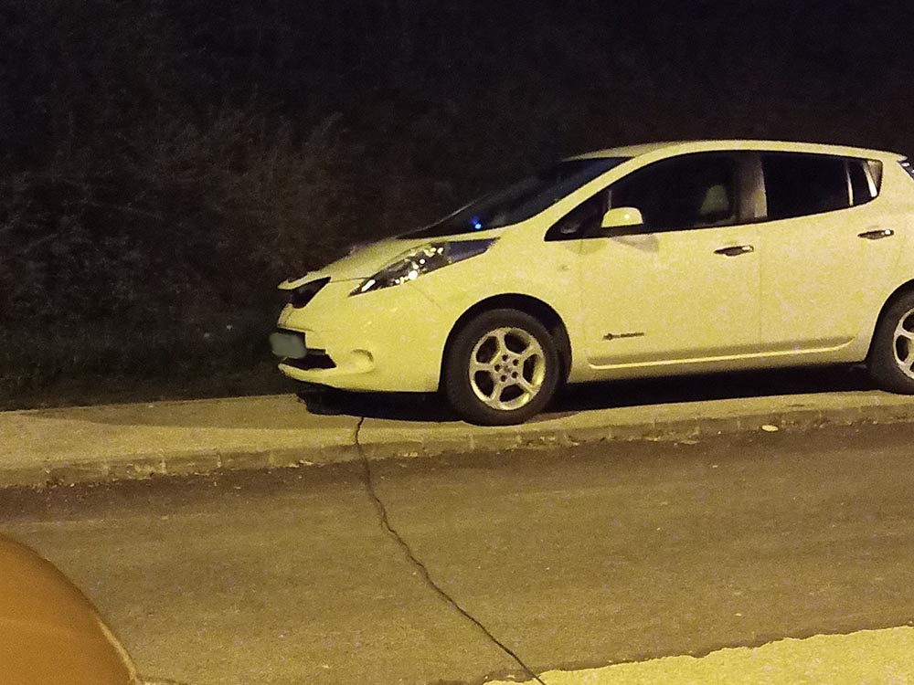 Ismét furcsa megoldással töltötte elektromos autóját valaki, ezúttal a 3. kerületben
