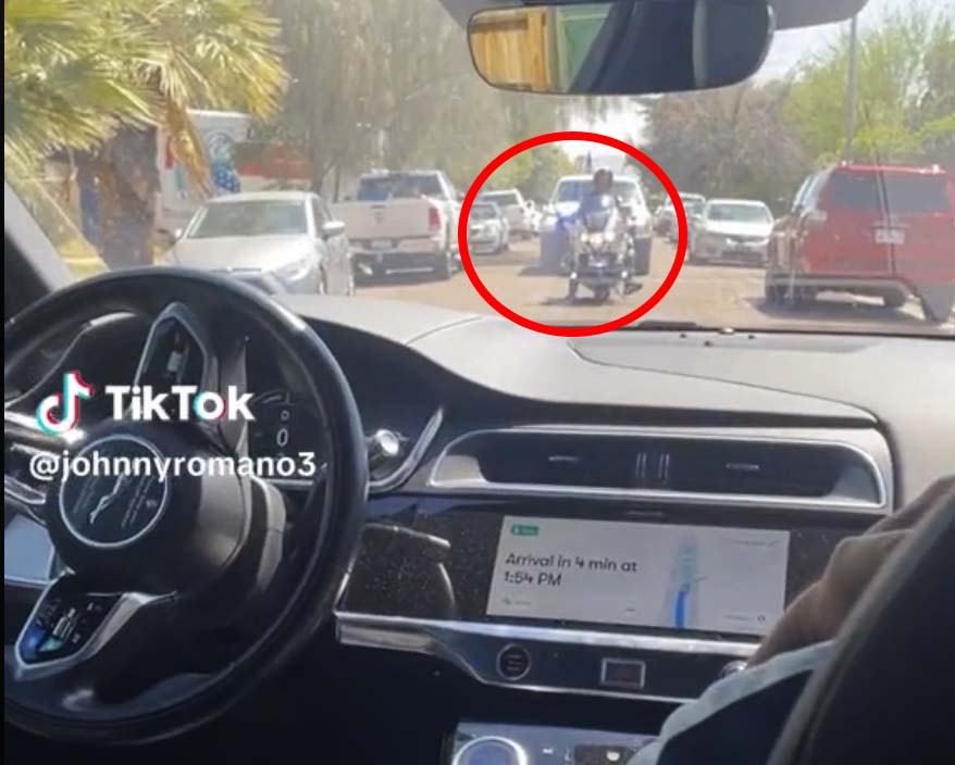 VIDEÓ: A rendőr harca az önvezető autóval