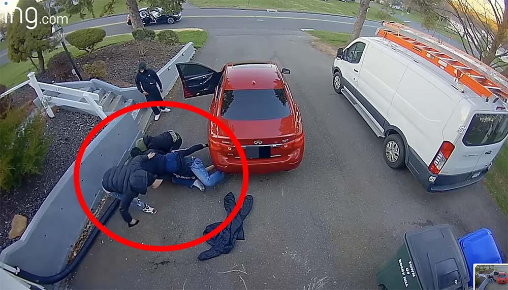 VIDEÓ: Négy embernek sem sikerült legyűrnie az autóját védő férfit