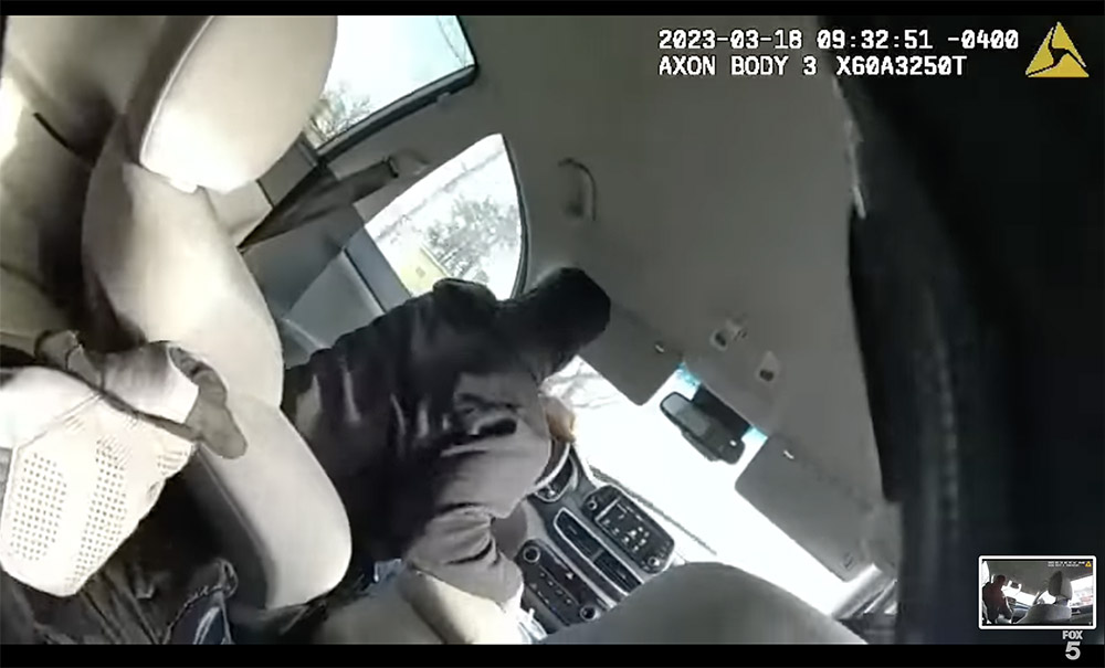 VIDEÓ: A hátsó ülésről lőtte le a rendőr a lopott autóban menekülő fiatalt
