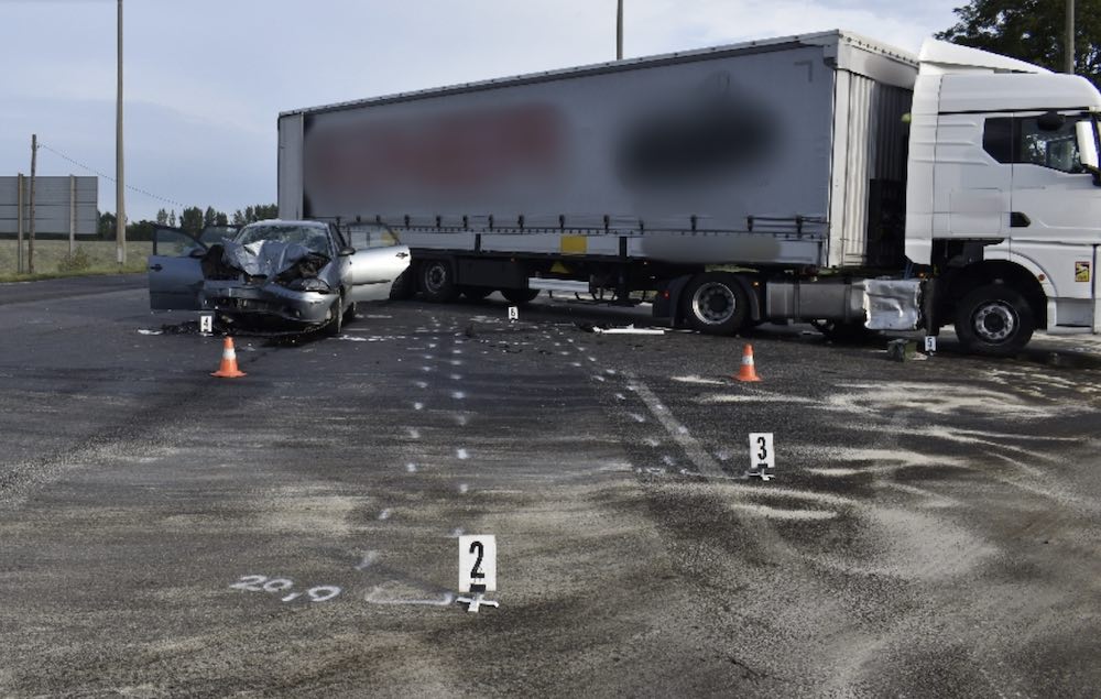 FOTÓK: Figyelmetlenül kanyarodott a kamionos egy autó elé