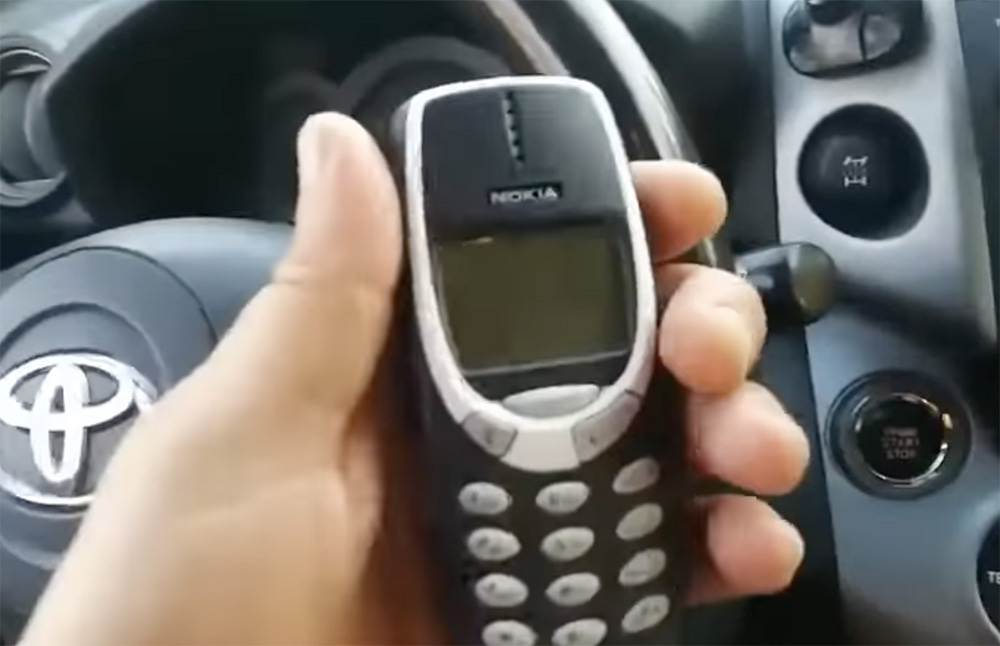 VIDEÓ: Átalakított Nokia 3310 retro mobillal lopnak autókat