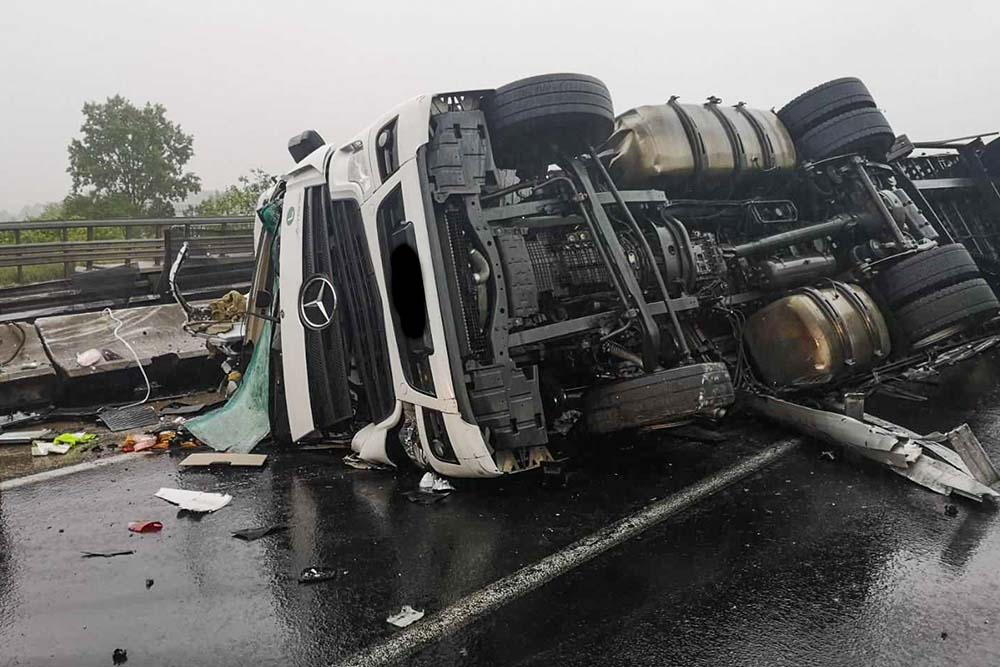 FOTÓK: Felborult egy kamion az M0-son. Kisbusszal ütközött