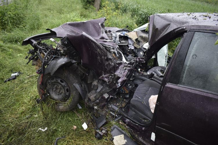 Ronggyá törte autóját a nedves úton egy 26 éves győri nő – FOTÓK