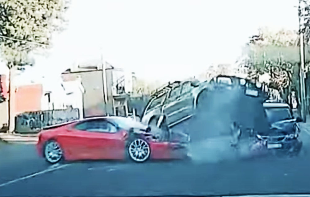 VIDEÓ: Ferrarival száguldozott, amivel két autót is ronggyá tört