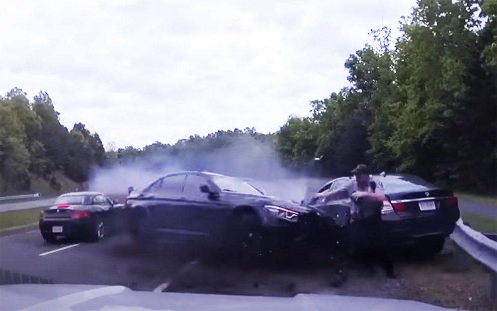 Videón a brutális becsapódás: Rendőri intézkedés alá vont autóba rohant bele egy BMW