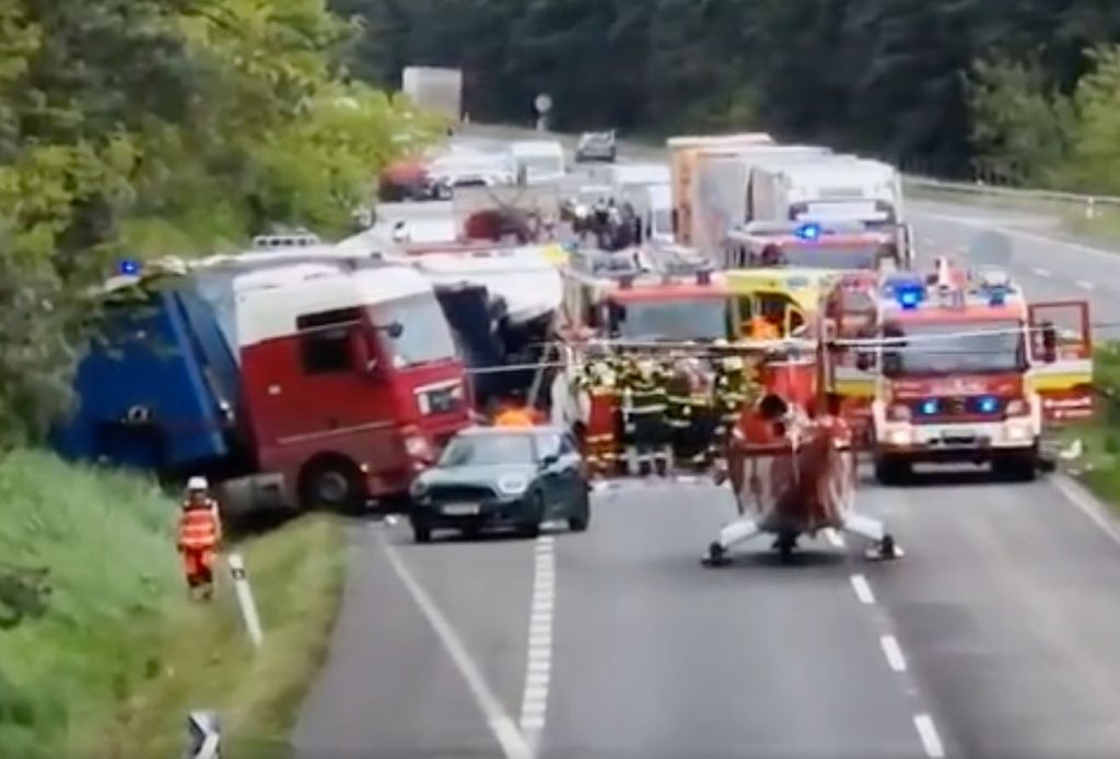 VIDEÓ: Egy magyar autóbusz ütközött kamionnal Szlovákiában
